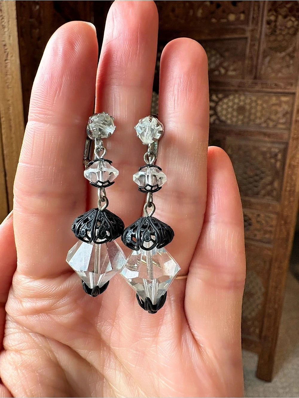 Vintage Laguna Austrian Crystal Screw-Back Earrings – Black Filigree